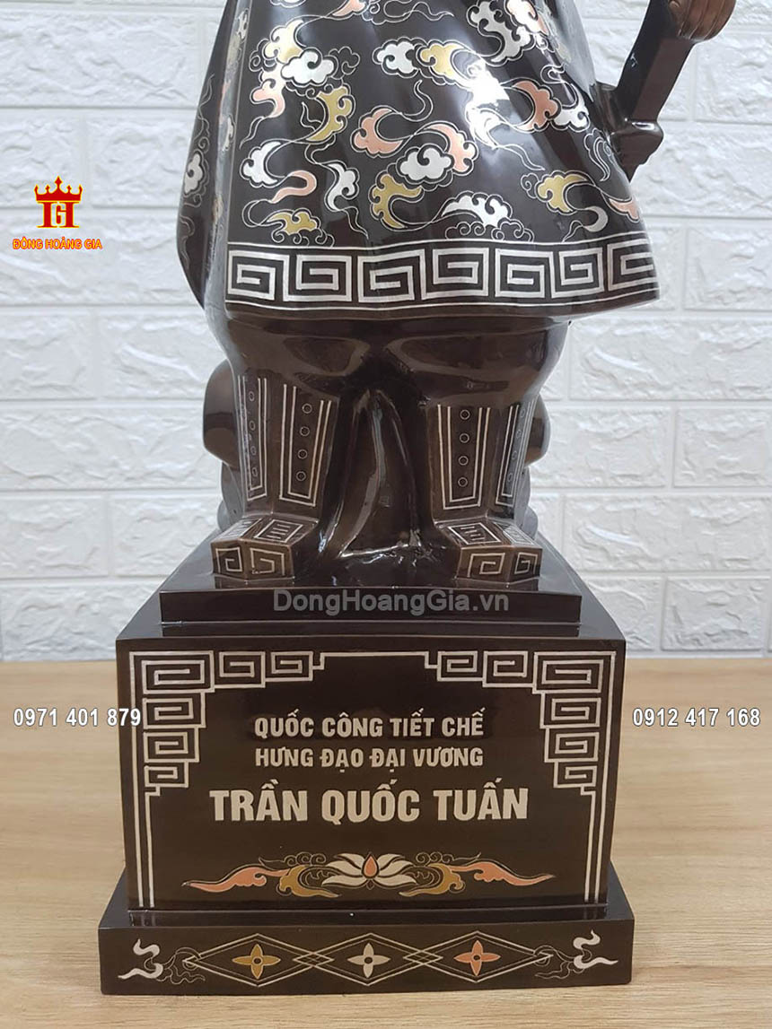 Từng họa tiết hoa văn trên vật phẩm được các nghệ nhân chạm khắc sắc nét, tỉ mỉ